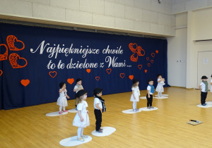 dzieci występują na scenie