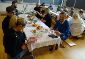 dzieci wręczają prezenty