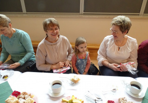 dzieci wręczają prezenty