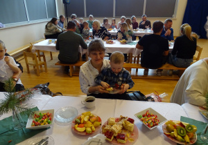 dziadkowie siedzą z wnuczętami przy stole