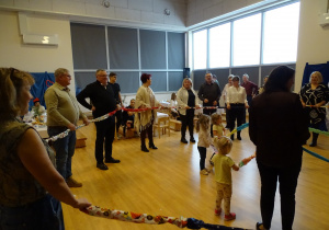 dzieci bawią się z wnukami