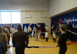 dzieci bawią się z wnukami