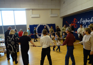 dzieci bawią się z wnukami