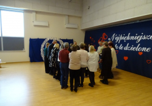 dzieci bawią się z wnukami