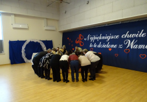 dzieci bawią się z wnukami