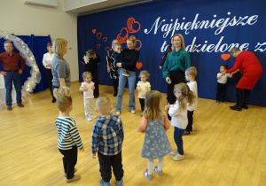 dzieci bawią się z wnukami