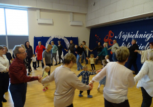 dzieci bawią się z wnukami