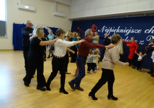 dzieci bawią się z wnukami