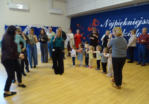 dzieci bawią się z wnukami