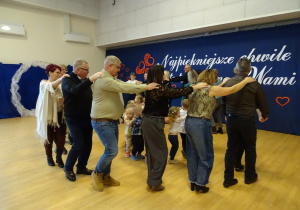 dzieci bawią się z wnukami