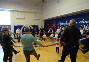 dzieci bawią się z wnukami