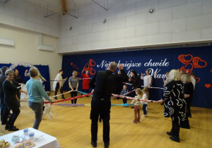 dzieci bawią się z wnukami