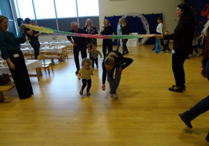 dzieci bawią się z wnukami