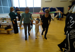 dzieci bawią się z wnukami