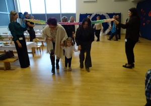 dzieci bawią się z wnukami