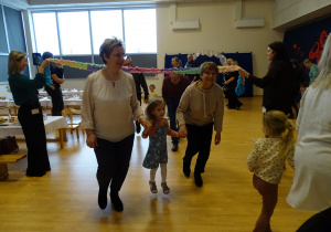 dzieci bawią się z wnukami