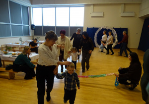 dzieci bawią się z wnukami