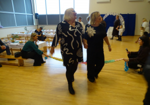 dzieci bawią się z wnukami