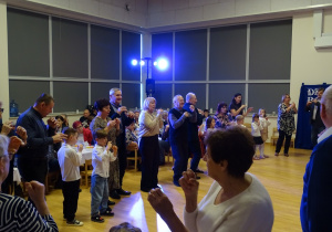 Dziadkowie podczas zabaw muzycznych