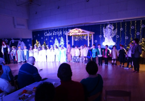 Ukłon wszystkich aktorów na scenie