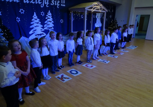 Dzieci śpiewają piosenkę dla dziadków