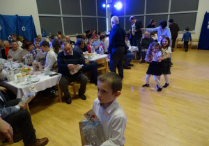 Dzieci wręczają dziadkom upominki