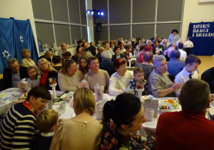 Goście z wnukami podczas poczęstunku