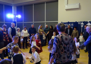 Zabawy ruchowe dziadków z wnukami