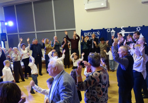 Goście wesoło machają podczas tańca w kole