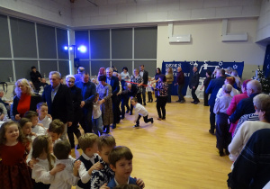 Zabawa ruchowa dziadków i wnuków