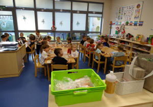 Pani omawia kolejne etapy pracy