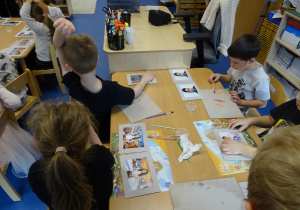 Dzieci naklejają zdjęcia