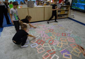 Dzieci wybierają kolorowe ramki