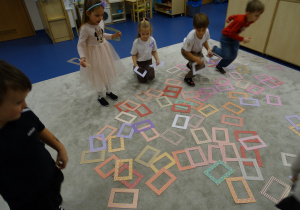 Dzieci wybierają kolorowe ramki