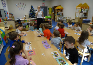 Dzieci ozdabiają ramki wybranymi elementami