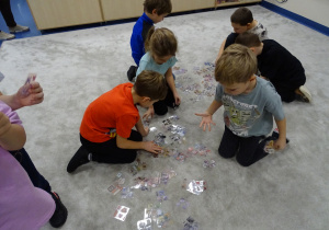 Dzieci wybierają naklejki