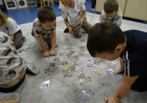 Dzieci wybierają naklejki