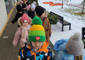 Dzieci parami idą na plac zabaw