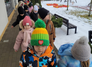 Zimowa wizyta na placu zabaw - dokarmiamy ptaszki