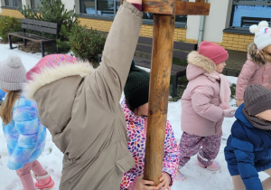 Dzieci sypia ziarno do karmnika
