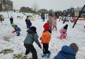 Dzieci rzucają się śnieżkami
