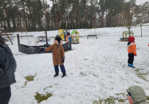 Dzieci rzucają się śnieżkami