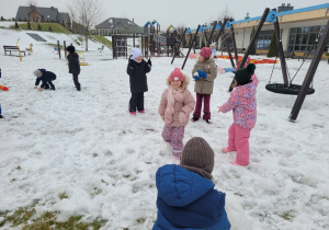 Dzieci rzucają się śnieżkami