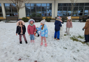 Dzieci rzucają się śnieżkami