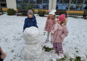 Dzieci lepią bałwana