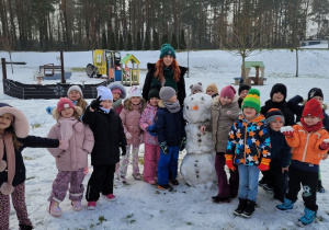 Zdjęcie grupowe z bałwankiem