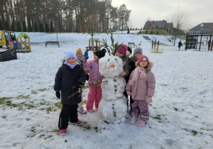 Zdjęcie dzieci z bałwankiem