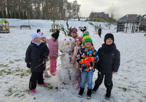 Zdjęcie dzieci z bałwankiem