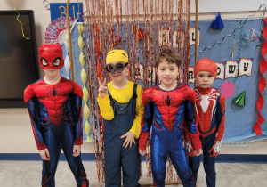 Dzieci w strojach karnawałowych pozują do zdjęcia