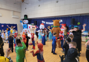 Zabawa na sali gimnastycznej, tance